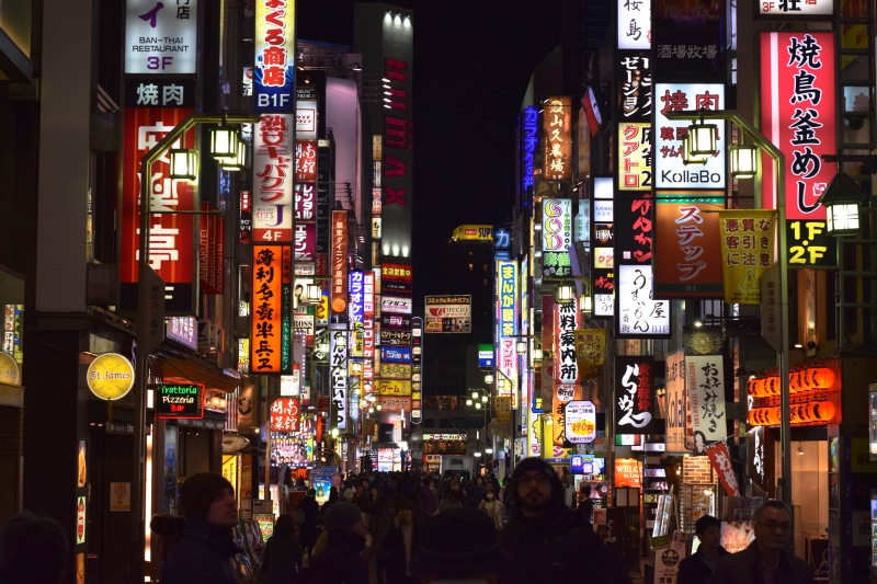 large group of people, night, advertisement, shinjuku, real people, street, city life, group of people, commercial sign, nightlife, crowd, communication