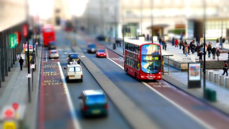 travel, traffic, selective focus, UK, incidental people, transportation, city life, street, on the move, architecture, 1080P, city, England, motor vehicle