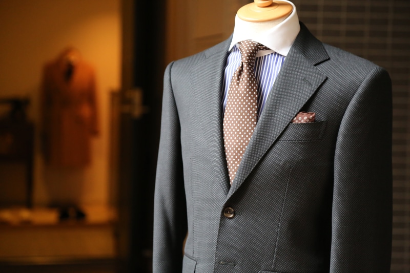 focus on foreground, standing, one person, shopping, formalwear, menswear, mannequin, businessman, 5K, indoors, elegance, formal, well-dressed, retail