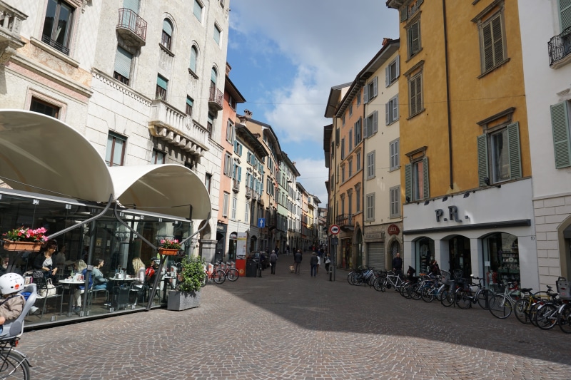 group of people, residential district, sky, nature, building, built structure, building exterior, old town, day, Italy, outdoors, incidental people, women