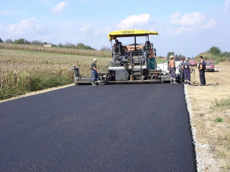 medium group of people, sunlight, Paving, work, land vehicle, people, Machines, Workers, mode of transportation, real people, Asphalt, nature, city, land