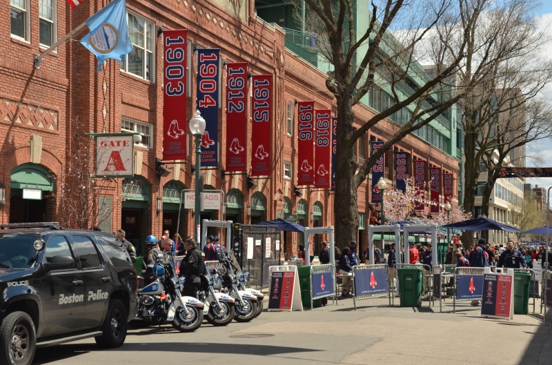city street, group of people, road, Sports, crowd, building exterior, Boston, city life, 4K, car, large group of people, real people, incidental people