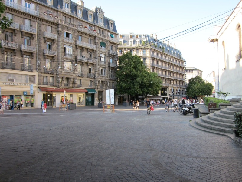 crowd, Grenoble, apartment, road, city life, city street, architecture, residential district, outdoors, tree, building, built structure, day, Center, street
