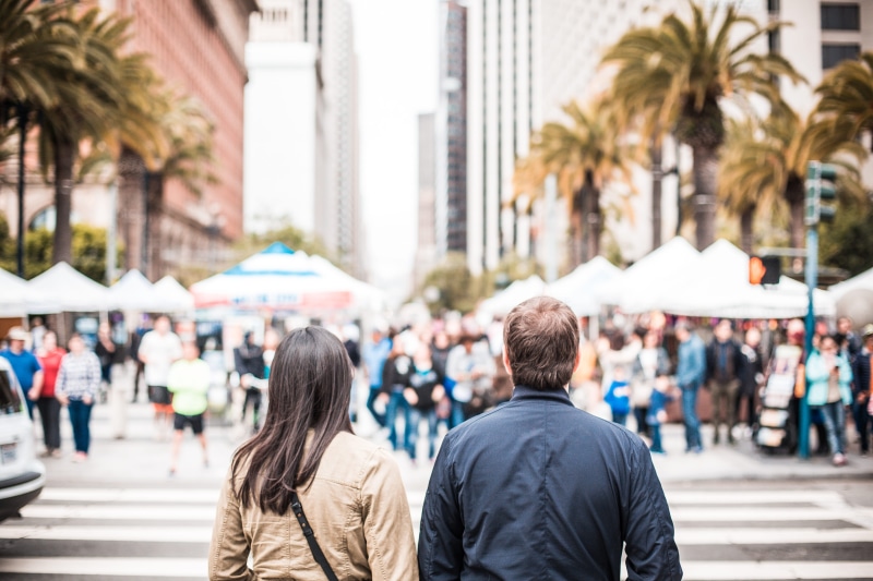 4K, tourist, outdoors, crowd, side, pair, architecture, women, city Life, group of people, people, big city, incidental people, lifestyles, hairstyle