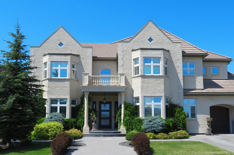outdoors, exterior, day, nature, housing development, facade, Residential, hedge, sky, modern, landscaping, upscale, suburban house, concrete, wealth, story