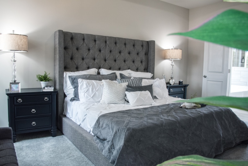 duvet, lighting equipment, comfortable, monitor, wealth, home interior, living room, table lamp, estate, sideboard, display, lifestyles, luxury, electric lamp