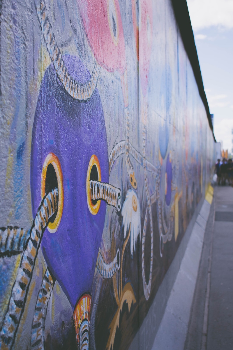 arts culture and entertainment, day, 5K, outdoors, art, accessory, creativity, mural, plaque, blue, string instrument, art gallery, wall - building feature