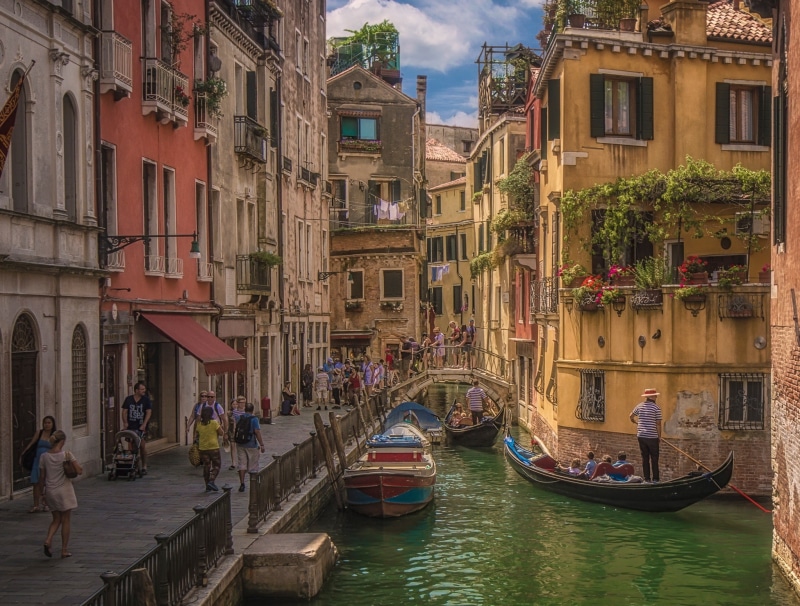 women, mode of transportation, adult, building, outdoors, group of people, Canal Rio de San Provolo, 1080P, transportation, men, Ole Steffensen, canal