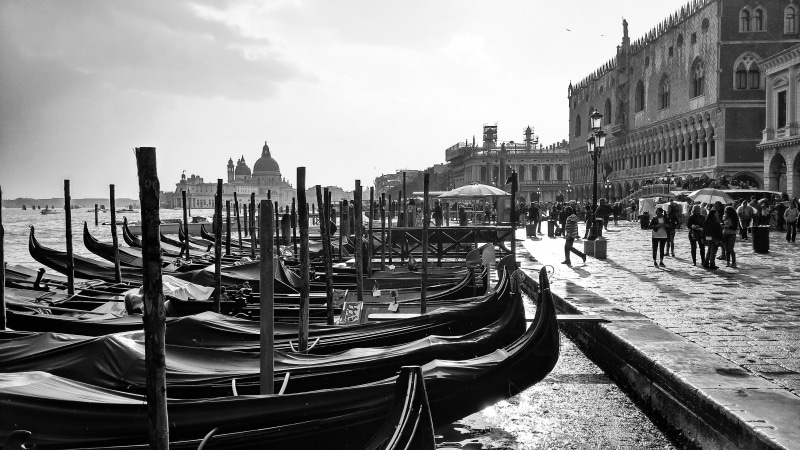 imac, windows, gondola - traditional boat, building exterior, macbook, architecture, built structure, iphone, travelling, city, moored, nautical vessel