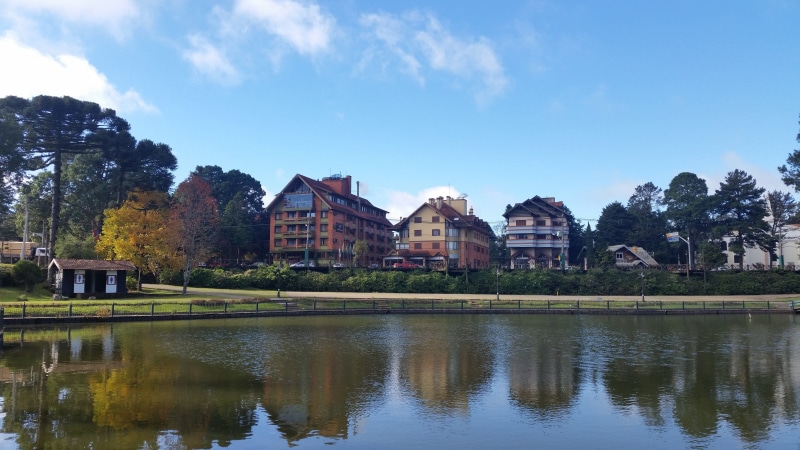 building, built Structure, outdoors, river, day, water, campos, cloud - sky, 5K, urban Scene, no people, sky, Campos Do Jordão, tree, architecture, apartment