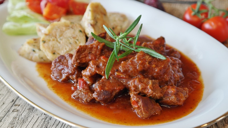 savory food, benefit from, tomato, vegetables, meat, food and drink, hungarian, red wine sauce, crockery, cook, gourmet, main course, white, herb, plate