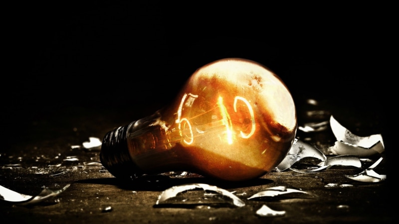 electricity, lights, broken glass, 1080P, breaking, black background, illuminated, single object, selective focus, copy space, bulb, fuel and power generation
