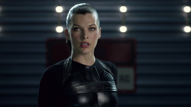 looking at camera, indoors, sport, Milla Jovovich, strength, boxing - sport, 1080P, brown hair, one person, adult, vitality, front view, confidence, healthy lifestyle