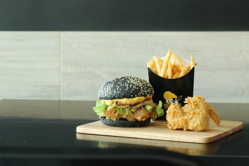 tray, Chicken, 5K, wood - material, speed, lunch, unhealthy Eating, onion, no People, chicken, bread, still life, table, fast Food, meal, close-up, meat