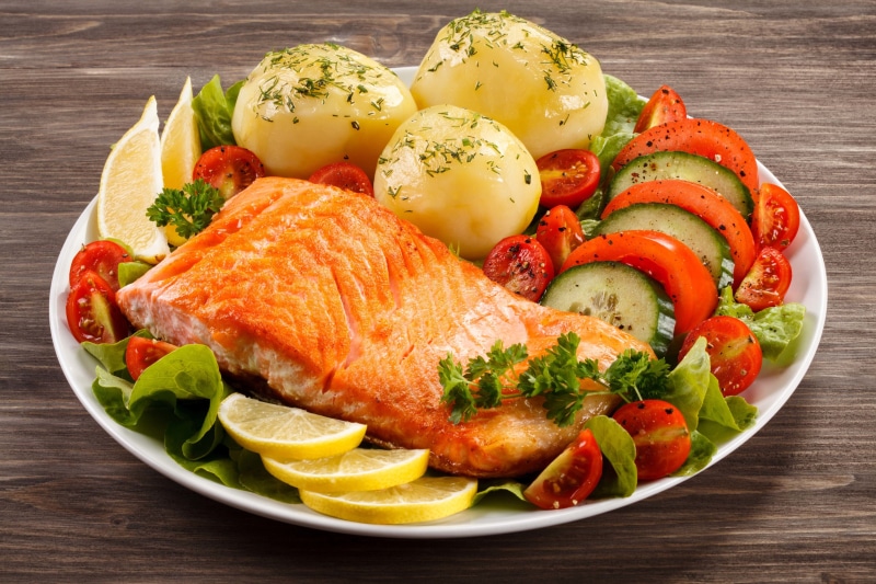 fruit, lettuce, prepared Potato, white Meat, crockery, no People, ready-to-eat, rosemary, pepper - Seasoning, freshness, restaurant, baked, wood - Material