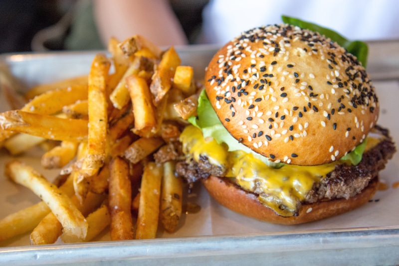 grilled, tomato, gourmet, 4K, vegetable, snack, beef, fried, pub Food, no people, lettuce, sandwich, freshness, Cheeseburger, dinner, bread, focus On Foreground