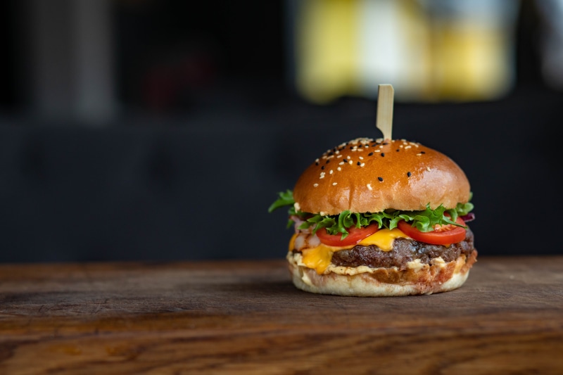 food photography, meal, close, unhealthy eating, sesame seeds, photo, fast food, freshness, cheeseburger, lunch, tomato, close-up, take out food, lettuce