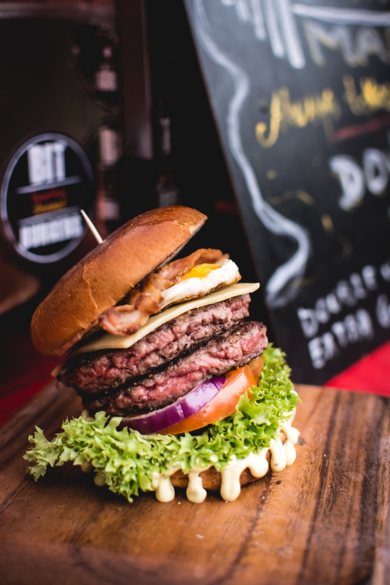 dinner, London, unhealthy Eating, take Out Food, barbecue, selective Focus, close-up, Double, fast Food Restaurant, lunch, onion, 5K, american Cuisine