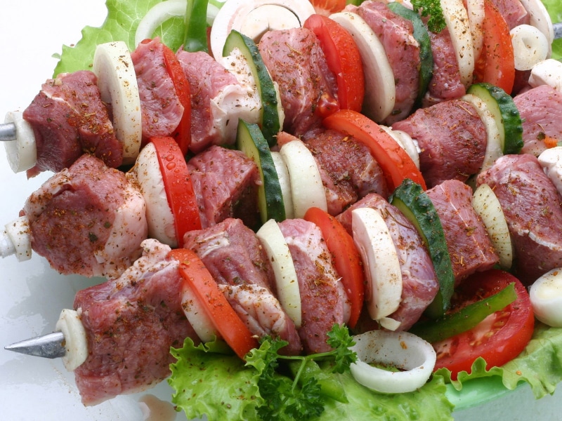 no People, ready-to-eat, beef, pepper - Vegetable, fruit, slice, close-up, tomato, meat, skewers, indoors, green Color, skewer, vegetarian Food, wellbeing