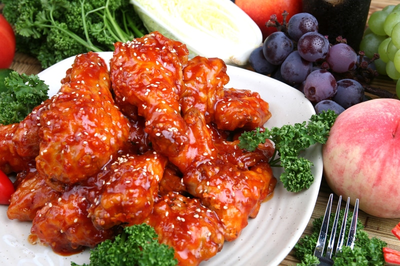 chicken meat, close-up, spicy chicken, vegetable, table, food, indoors, food and drink, 4K, meat, freshness, tomato, fried, wellbeing, plate, chicken