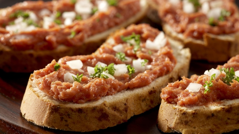 chicken, pizza, dairy product, onion, nutrition, roast, restaurant, baked, italian, food and drink, dinner, dish, herb, tasty, dark, focus on foreground