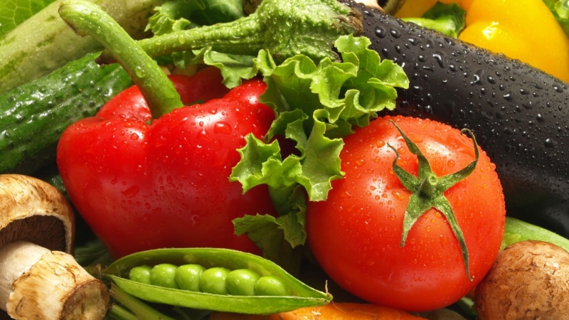 food and drink, peas, red bell pepper, green color, pepper, green, lettuce, tomatoes, raw food, vegetable, no people, red, fruit, Cucumber, multi colored