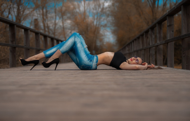 1080P, one person, women outdoors, healthy lifestyle, vitality, day, real people, lying on back, full length, jeans, red lipstick, closed eyes, sunglasses