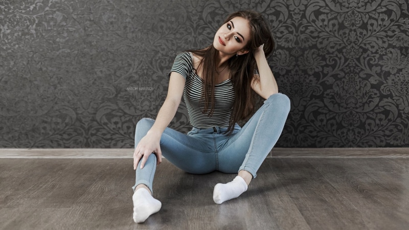 500px, pants, brunette, jeans, smiling, portrait, Anton Harisov, wall, Fotoshi Toshi, Elena Borisova, 720P, women indoors, long hair, socks, women