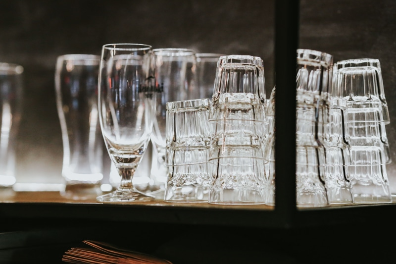 arrangement, glasses, glass - Material, restaurant, drinks, drink, household equipment, large group of objects, Interior, close-up, crockery, pub, setting