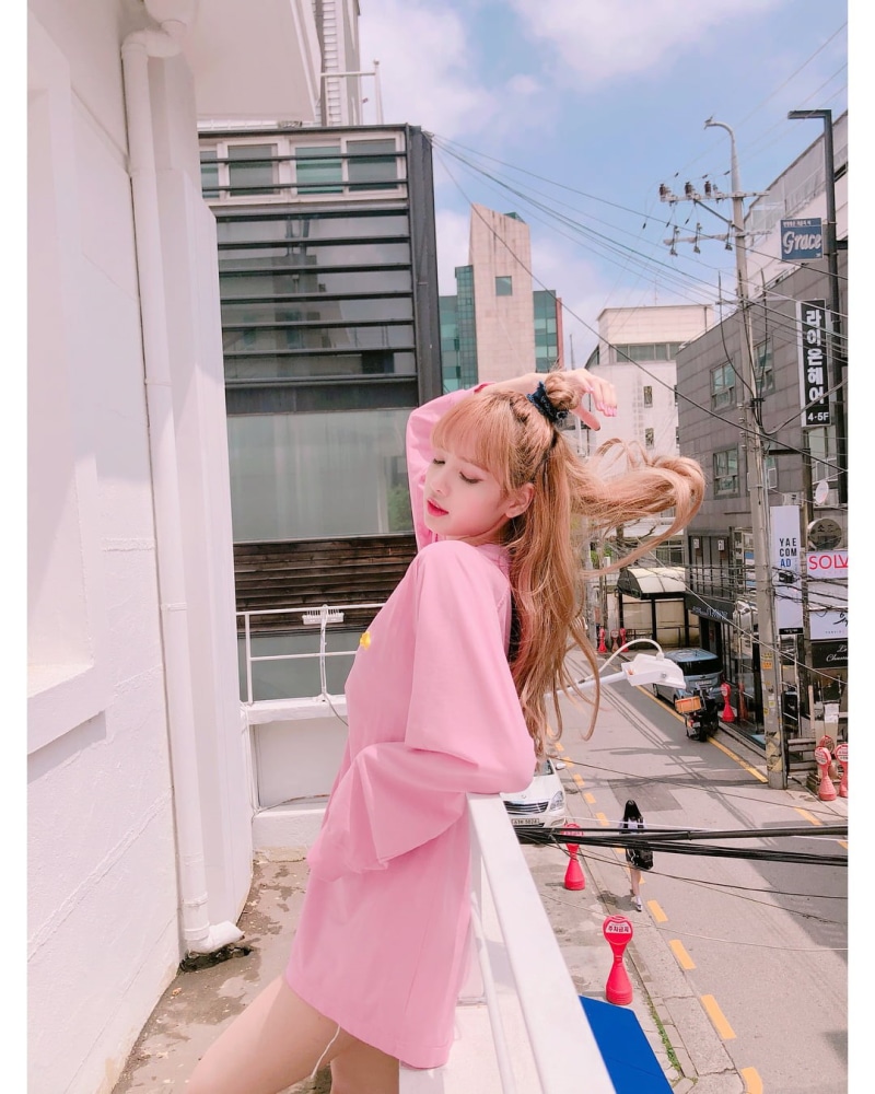 Lisa, city, Lisa (BLACKPINK), 720P, blonde, pink coat
