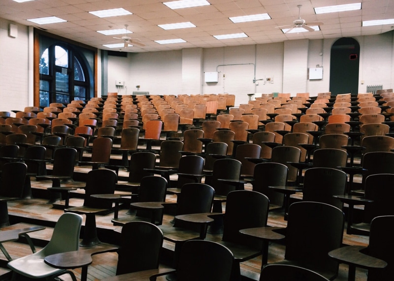 studying, chairs, chair, large group of objects, row, education, empty, lot, theater, learning, 2K, auditorium, in a row, lights, absence, indoors, table