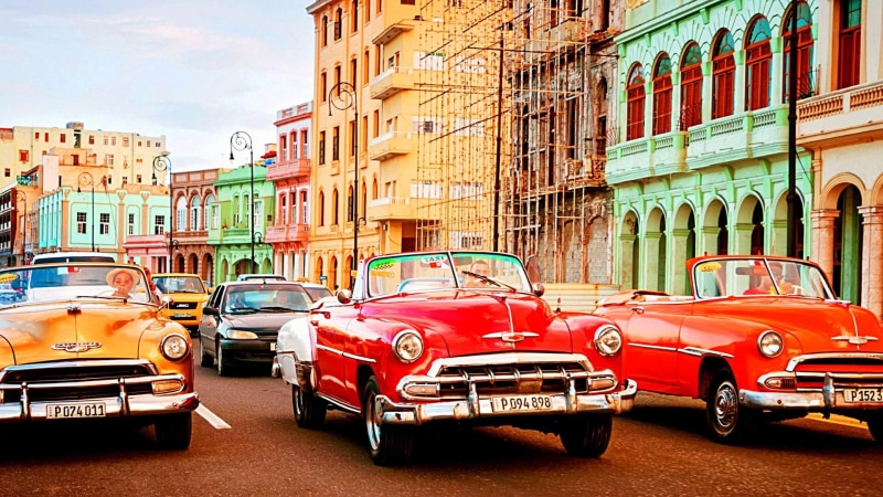 outdoors, classic, mode of transportation, motor vehicle, vintage, city life, built structure, incidental people, city street, havana, architecture, land vehicle