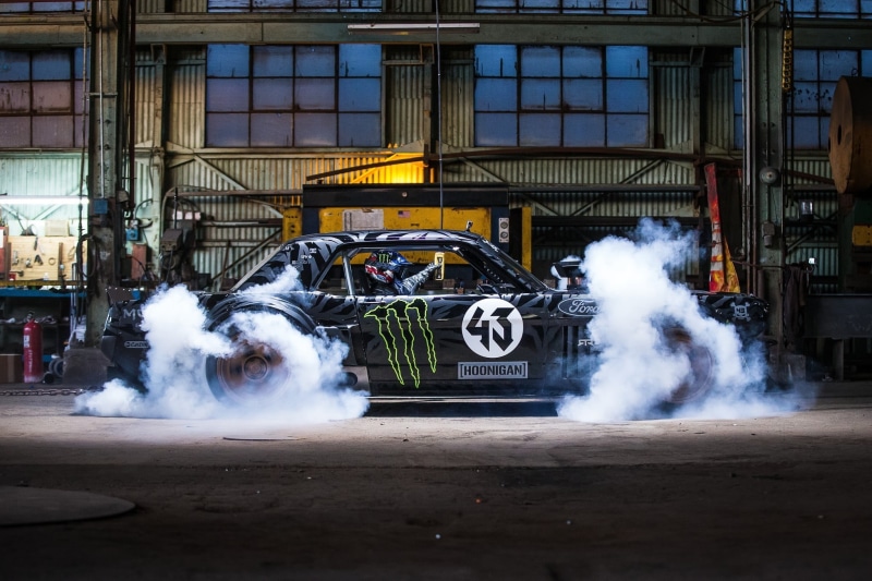 Hoonicorn, coupe, transportation, SEVEN, day, aggression, incidental people, mode of transportation, built structure, 1080P, Front, 845 hp, motion, blurred motion