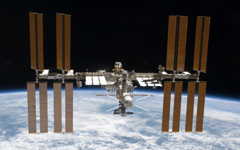 iss, station, 4K, winter sport, military, nature, wood - material, gray, white, cold temperature, land, winter, frozen, weapon, night, sport, scenics - nature