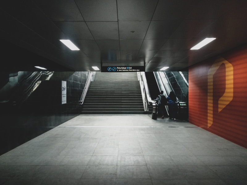 lighting equipment, transportation, 4K, stasiun mrt istora, minimalist, train station, underpass, tiled floor, public transportation, no people, absence