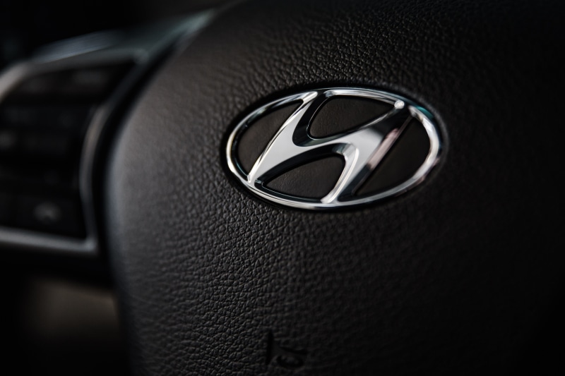 focus, logo, close-up, studio shot, photography, drive, symbol, metal, no people, car interior, silver colored, macro, auto, automotive, selective focus