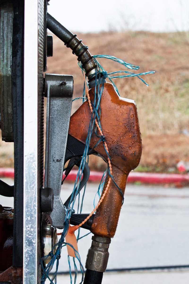 close-up, posto, gasoline, no people, petrol pump, gas, pump, photo, bicycle, tied up, nozzle, gas station, rope, fuel and power generation, land vehicle