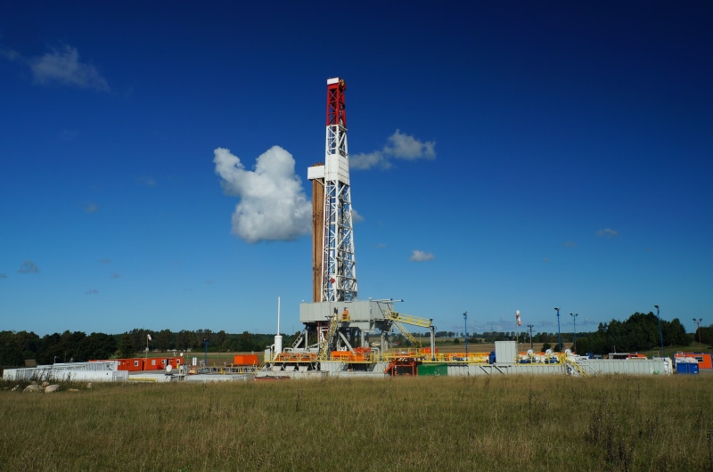 crude oil, blue, oil well, metal, white, alloy, day, natural gas, fuel and power generation, pollution, tower, red, no people, oil industry, sky, built structure
