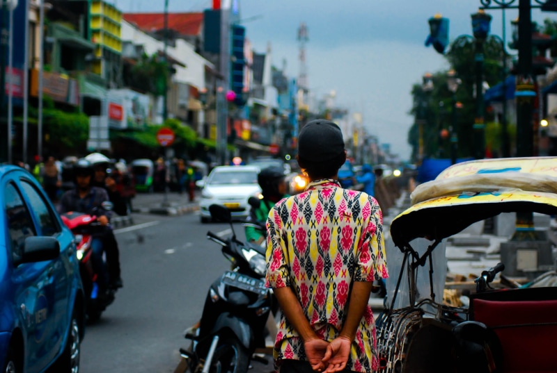 street, traffic jam, incidental people, daytime, suitcase, back, lifestyles, bokeh, outdoors, man, building exterior, vehicles, vehicle, real people, indonesia