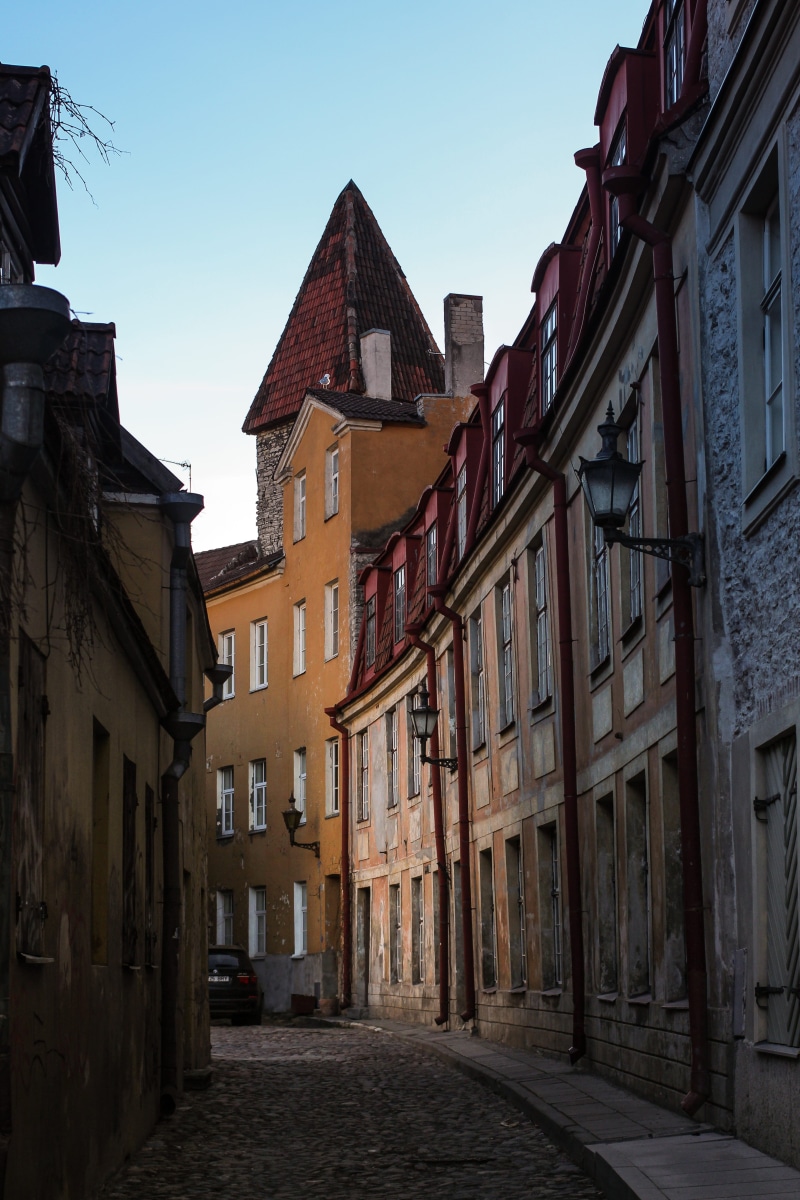 cobbled street, residential district, low angle view, direction, photography, alley, window, tallinn, architecture, narrow, tight, building, clear sky