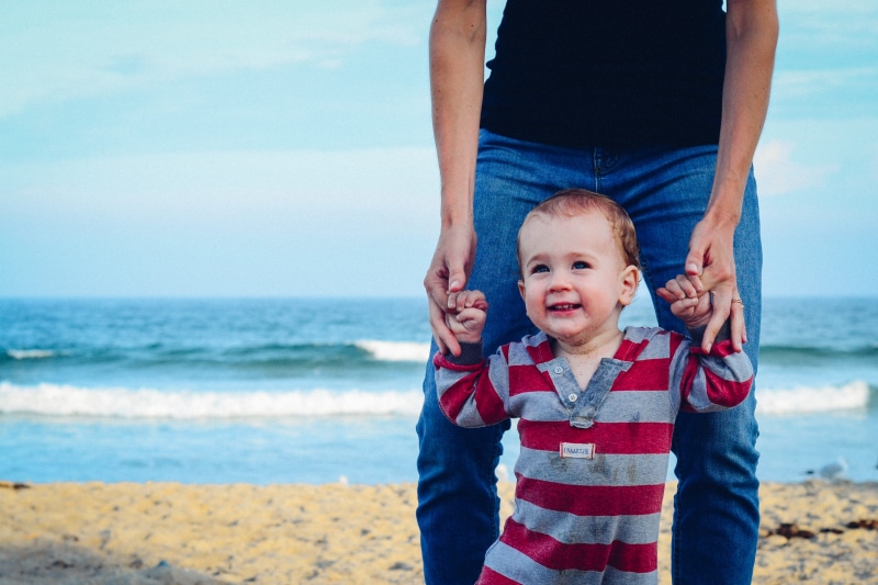 positive emotion, childhood, 4K, child, love, red, assisting, smiling, emotion, cheerful, horizon over water, boys, adult, lifestyles, sea, nature, striped