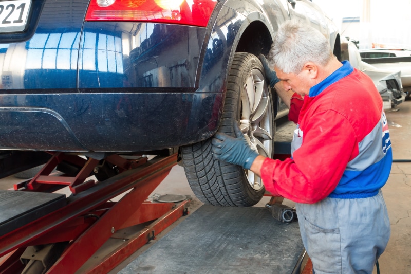 vehicle, master, 5K, fixing, looking, wheel, auto mechanic, auto repair, help, work clothes, standing, males, professional, repair, lift, occupation, man of the fold