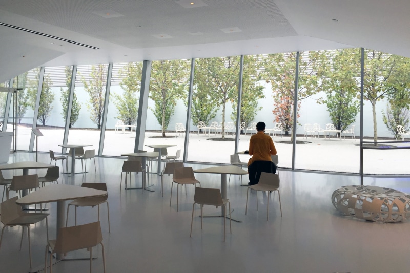 blank, ceiling, indoors, lifestyles, day, reflection, orange, canteen, clear, design, business Person, leisure activity, windowpane, waiting, eat, wearing
