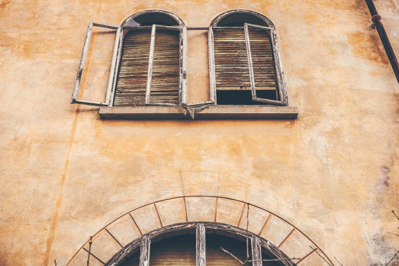 lighting equipment, no people, windowpane, beige, day, structure, building exterior, wall, 4K, architecture, windows, history, old, condominium, window