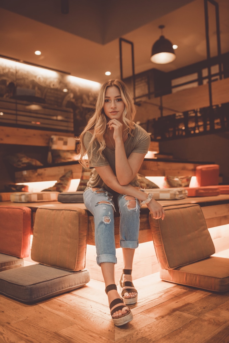 holding, home Interior, blond Hair, bag, only Women, confidence, adult, smiling, casual, caucasian Ethnicity, young Adult, leisure Activity, woman, internet