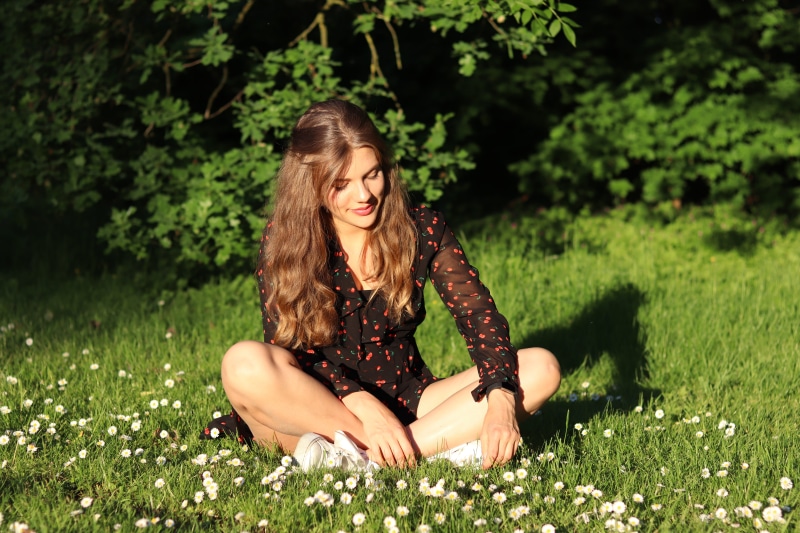 young adult, exploring, pose, grass, 5K, outdoors, red, adorable, brown, shirt, beauty, white, leisure, girl, portrait, positive emotion, summer, smile