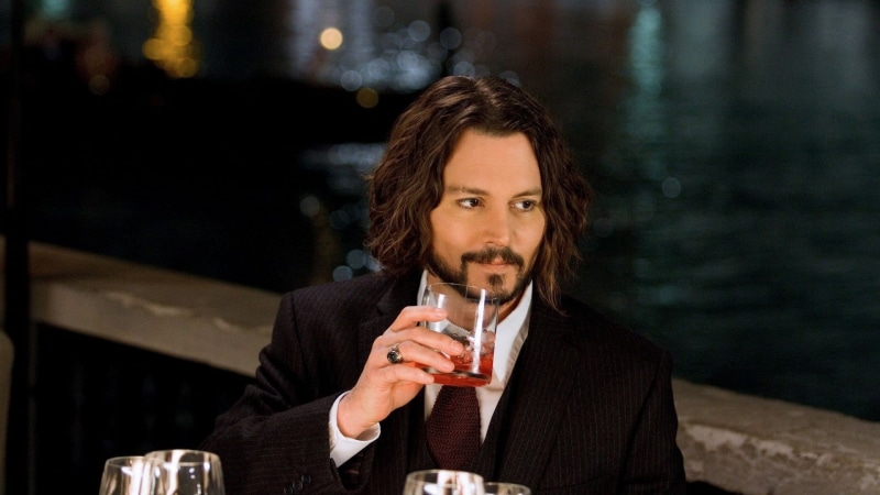 nightlife, drinking, portrait, The Tourist, Johnny Depp, 1080P, looking at camera, one person, lifestyles, glass, bar counter, alcohol, actor, holding