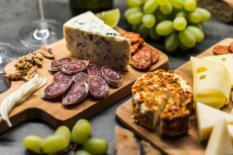 healthy eating, 4K, selective focus, danish blue, pleasure, grapes, plate, dinner, food and drink, ham, fruit, dairy product, appetizer, meat, romantic