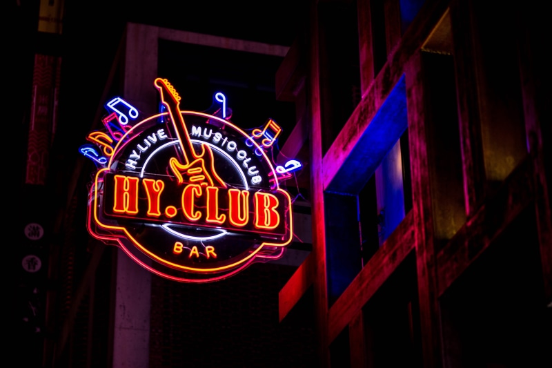 emblem, 5K, club, commercial sign, night, information, bar - drink establishment, glowing, trademark, light, dark, nightlife, downtown, led, logo, urban