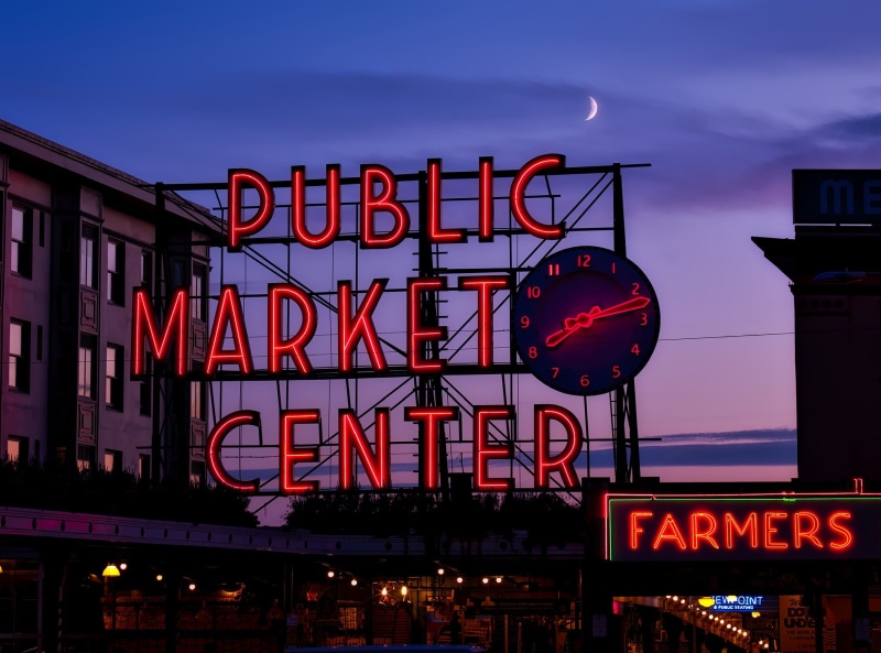 outdoors, landmark, architecture, market, dusk, building exterior, neon Light, center, public, pike place, illuminated, built structure, hdr buildings